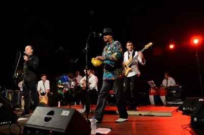 La banda bajo luces rojas