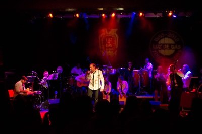 Kantaka en sala con su telón